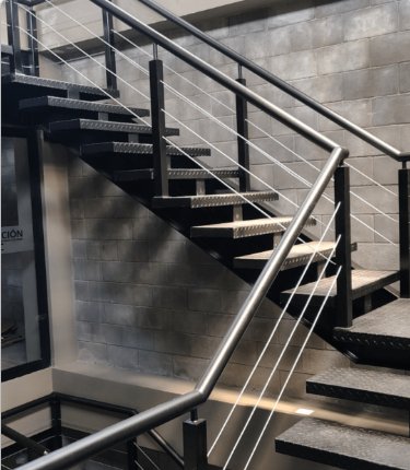 Escalera metálica moderna con pasamanos de cable