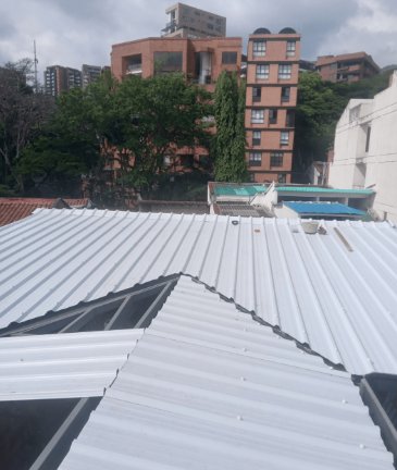 Techo metálico instalado sobre edificación residencial